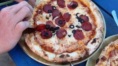 Siyah zeytinli ve pepperonili büyük boy pizza. Kapatın. Yüksek kalite 4k görüntü