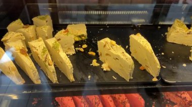 Halva Takhinin. Doğu Çarşısı. Tezgah, doğulu ve fındıklı şekerler. Yüksek kalite 4k görüntü