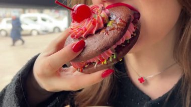Kek ve yatak odası yemek. Anlaşma imzası, tatlı ve şekerli emoji. Kız, pasta ya da abur cubur ikon, el ve atıştırmalıklarla dolu gece, ev ya da daire. 