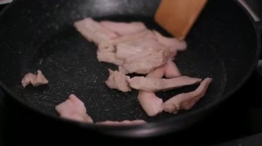 Taze bir domuz pirzolasının üzerine tuz koymak ve kızartma tavası karıştırmak. Yüksek kalite 4k görüntü