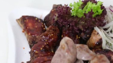 Izgara Et Tabağı. Açık havada mangal yapmaya hazır kömürlü kesikler. Yüksek kalite 4k görüntü