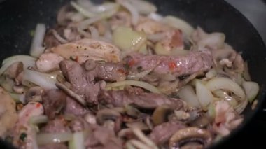 Kızarmış soğanlı krema ile sıcak patates pişirme süreci kızartma tavasında bir tabak üzerine çok lezzetli Slav Ukrayna yemeği serpiştirip sarımsaklı iştah açıcı sıcak kızartma tavası serpiyor. 4k görüntü