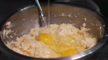 Patatesli krep yapma süreci adım adım et öğütücü blender kızartmasında patates ovuşturma tava süsleme beyaz tabakta ekşi kremayla servis edilir. Yüksek kalite 4k görüntü