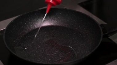 Patatesli krep yapma süreci adım adım et öğütücü blender kızartmasında patates ovuşturma tava süsleme beyaz tabakta ekşi kremayla servis edilir. Yüksek kalite 4k görüntü