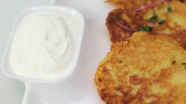 Patatesli krep yapma süreci adım adım et öğütücü blender kızartmasında patates ovuşturma tava süsleme beyaz tabakta ekşi kremayla servis edilir. Yüksek kalite 4k görüntü