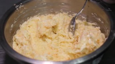 Patatesli krep yapma süreci adım adım et öğütücü blender kızartmasında patates ovuşturma tava süsleme beyaz tabakta ekşi kremayla servis edilir. Yüksek kalite 4k görüntü