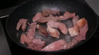 Kızarmış soğanlı krema ile sıcak patates pişirme süreci kızartma tavasında bir tabak üzerine çok lezzetli Slav Ukrayna yemeği serpiştirip sarımsaklı iştah açıcı sıcak kızartma tavası serpiyor. 4k görüntü