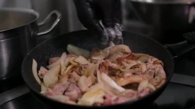 Kızartma tuzlu et Şef tuzu ızgara et. Ağır çekimde tuzlanmış biftek. Bifteği bitiren elleri kapatın. Profesyonel mutfakta sebzeli ızgara et yemeği..