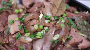 Et tabağı Soğuk Tütsülenmiş Et, jambon, sosis, soğuk et. Tabak, antipasto, ahşap tabak. Dilimlenmiş jambonlu, jambonlu, jambonlu soğuk et tabağı. Yüksek kalite 4k görüntü