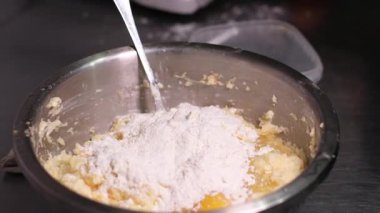 Patatesli krep yapma süreci adım adım et öğütücü blender kızartmasında patates ovuşturma tava süsleme beyaz tabakta ekşi kremayla servis edilir. Yüksek kalite 4k görüntü