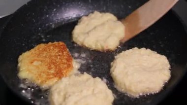 Patatesli krep yapma süreci adım adım et öğütücü blender kızartmasında patates ovuşturma tava süsleme beyaz tabakta ekşi kremayla servis edilir. Yüksek kalite 4k görüntü