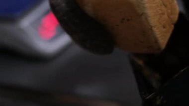 Ev yapımı çikolatalı pasta mavi kareli masa örtüsünün tepsisinden çıkarılıyor. Pişirme tepsisinden fırınlanmış ekmeği kaldır