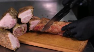 Şef narin, nemli Teksas bifteği dilimliyor, Pitmaster mükemmel füme göğüs eti kesiyor tabaklar için, yavaş çekimde tütsülenmiş et kesiliyor.