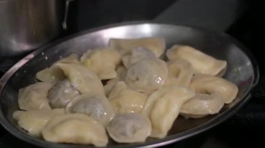 Patatesle hamur tatlısı yapma, onları suya dökme sirke serpiştirme ve ev yapımı hamur köftelerinde kaynatma işlemi çok lezzetlidir..