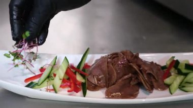 Terbiye edilmiş dil hazırlama, sosları karıştırma, tabağa koyma. Yüksek kalite 4k görüntü