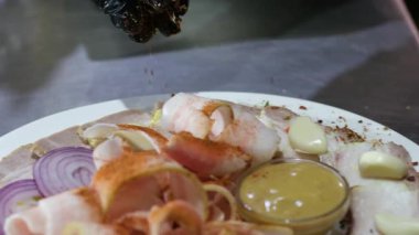 Beyaz bir tabakta kara biber, domuz yağı soğanlı, sarımsaklı, göğüs eti, hardal, Ukrayna mutfağı. Yüksek kalite 4k görüntü