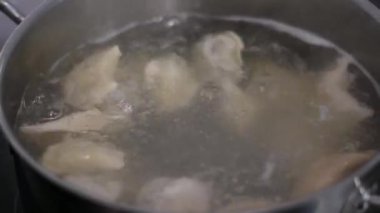 Patatesle hamur tatlısı yapma, onları suya dökme sirke serpiştirme ve ev yapımı hamur köftelerinde kaynatma işlemi çok lezzetlidir..
