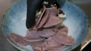 Terbiye edilmiş dil hazırlama, sosları karıştırma, tabağa koyma. Yüksek kalite 4k görüntü