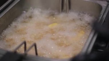 Kızartma makinesinde patates kızartması, patates kızartması, patates kızartması, patates kızartması, yağsız kızartma tavası. Yüksek kalite 4k görüntü