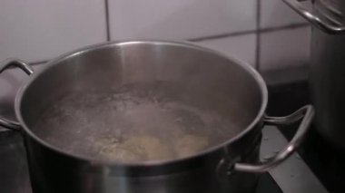 Patatesle hamur tatlısı yapma, onları suya dökme sirke serpiştirme ve ev yapımı hamur köftelerinde kaynatma işlemi çok lezzetlidir..