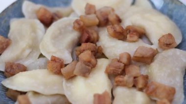 Patatesle hamur tatlısı yapma, onları suya dökme sirke serpiştirme ve ev yapımı hamur köftelerinde kaynatma işlemi çok lezzetlidir..