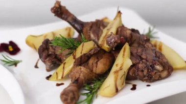 Bir parça kızarmış sulu ördek. Elmalı kaz