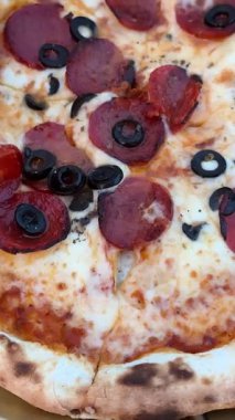 Siyah zeytinli ve pepperonili büyük boy pizza. Kapatın. Yüksek kalite 4k görüntü