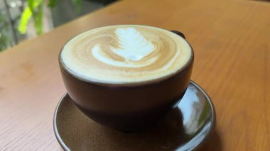 Kahve baristası yavaş çekim kahve sanatı. Sabahları kavrulmuş sade kahve içmek. 4 bin. Yüksek kalite 4k görüntü