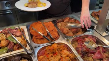 Birçok açık büfe restoranında bol bol et ve sebze var. Lezzetli ve lezzetli. Yiyebildiğiniz kadar yemek yiyebiliyorsunuz. Yüksek kalite 4k görüntü