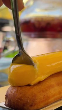 Limonlu muhallebi, kaşık kaşık ve bitki çayıyla yenir. Yüksek kalite 4k görüntü