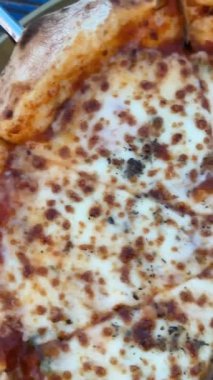 Siyah zeytinli ve pepperonili büyük boy pizza. Kapatın. Yüksek kalite 4k görüntü