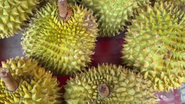 Çok egzotik kokulu meyveler Durian dikenli pek çok kişi marketin vitrininde dikiliyor ve Asya 'da dikenli meyveler satıyor.