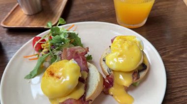 Benedict usulü jambonlu yumurta. Nefis bir kahvaltı. - Evet. Yüksek kalite 4k görüntü