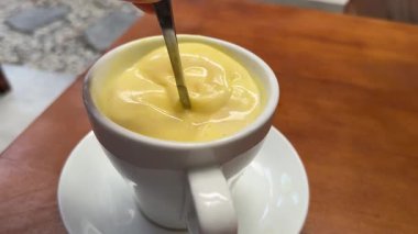 İnsan eli bardakta meyve suyu tozu karıştırdı. Yakın plan çekim. Tutku meyvesi suyu