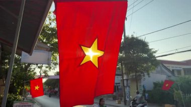 Bayrak direğindeki Vietnam bayrağı bulutlu bir gökyüzüne karşı rüzgarda dalgalanıyor. Ağır çekim. Yüksek kalite 4k görüntü