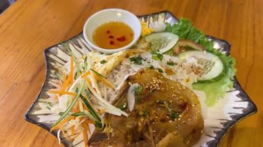 Tabakta bir parça et, salata ve balık sosu var. Yüksek kalite 4k görüntü