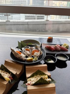 Suşi nigiri ve maki büyük seti. Tonbalığı, yengeç, somon, yılan balığı ve rulo ile çeşitli Japon suşileri. Üst Manzara. Yüksek kalite fotoğraf