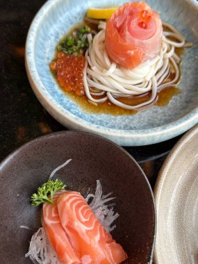 Japon suşisi ve saşimi tabakta servis edilir. Yüksek kalite fotoğraf