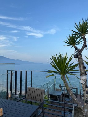 Da Nang sahil şeridi manzarası. Altın kumsalda yüksek katlı otelleri ve gökdelenleri olan Khe sahil önü. Yüksek kalite fotoğraf