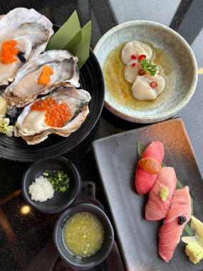 Deniz ürünleri pazarında servis edilen ev yapımı taze maki suşisi. Yüksek kalite fotoğraf