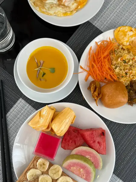 Dikey fotoğraf kahvaltı meyve çorbası. Kabak çorbası havuç pirinç Vietnam turtası meyveli karpuz ve fıstık ezmeli muzlu sandviç.