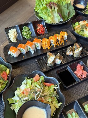 Japon suşi kaiseki 'si ahşap tahtada sebze vitrinli güzel bir yemek tabağı. Yüksek kalite fotoğraf