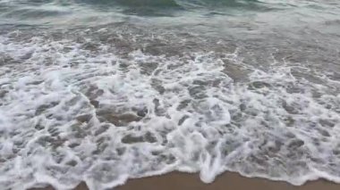 Akşamları kıyıya yakın dalgalar. Sakin gece okyanus suyu dalgaları kumlu sahile vuruyor. Kapalı deniz dalgaları yaz sabahında kumsal kırıyor. Ağır çekim. Doğa yolculuğu, rahatla. Kimse yok.