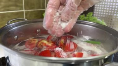 Adım adım ilerleyen geleneksel Vietnam yemekleri lezzetli sağlıklı pişirme süreci Vietnam balığı ve domatesleri birlikte kaynatıyor. Yüksek kalite 4k görüntü