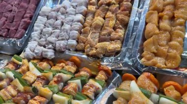Asya 'daki akşam pazarında barbekü tezgahı olan çubuklar et, sebze, tavuk, domuz eti. Yüksek kalite 4k görüntü