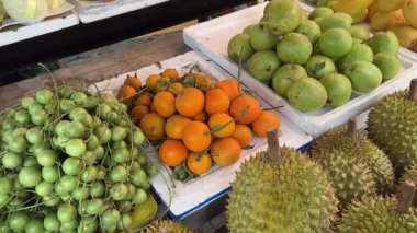 Limonlar, Portakallar ve Mandalinalar Süpermarkette Citrus Meyve Bölümü Yavaş Çekim 'de sergilendi. Yüksek kalite 4k görüntü