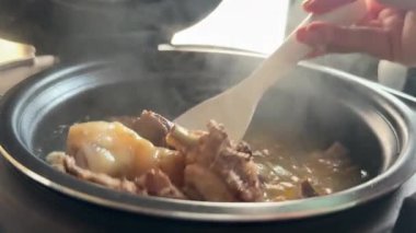 Vietnam tavuğunun küçük parçaları tavuğu kızartılmış tavukla pişirirken geleneksel odun sobası kullanılıyor. Yüksek kalite 4k görüntü