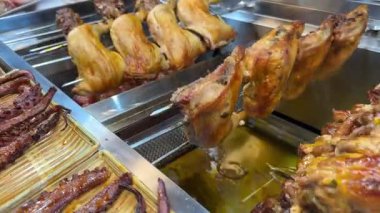 Kızarmış tavuk Vietnamlı sokak yemeği fırını çoklu domuz eti pişiriyor. Tavuk dönüşümlü çubuklarda şişlenir, kavrulduğundan emin olmak için yavaşça döner. Eti sulu ve taze tutmak için.