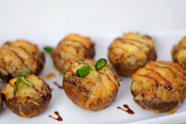 Kızartma tavası, içi doldurulmuş mantarlar ve sebzeler masanın üstünde, üst manzara. Yüksek kalite fotoğraf