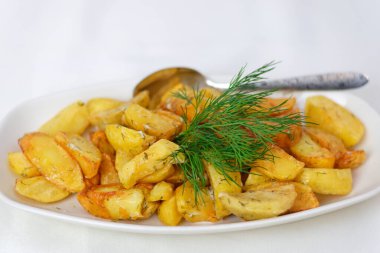 Kavrulmuş patatese yakın aromatik otlar ve zeytinyağı ile baharat karışımı. Yüksek kalite fotoğraf